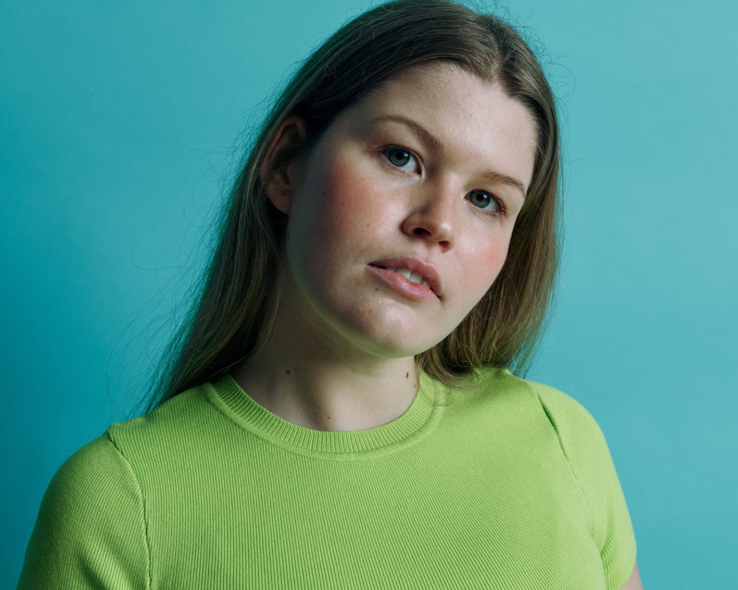 Woman with straight hair looking in the distance